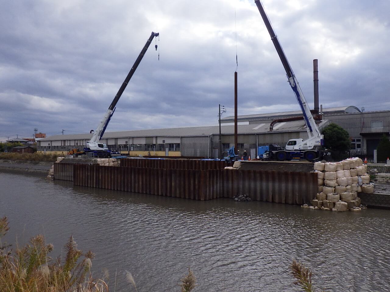 久留米市の公共工事現場で重機を使って作業する建設会社フジクロの土木工事