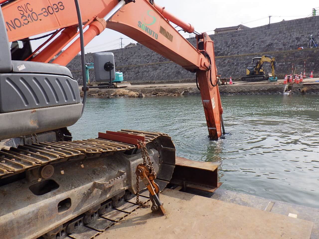 九州全域で施工する建設会社フジクロの河川改修工事の作業風景（久留米市）