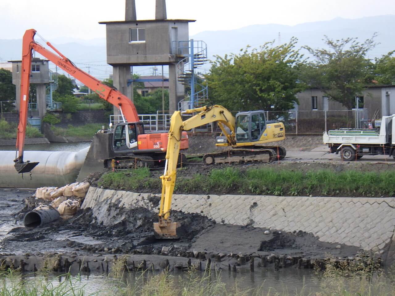 久留米市の公共河川工事で重機を使って護岸整備を行う建設会社フジクロの現場