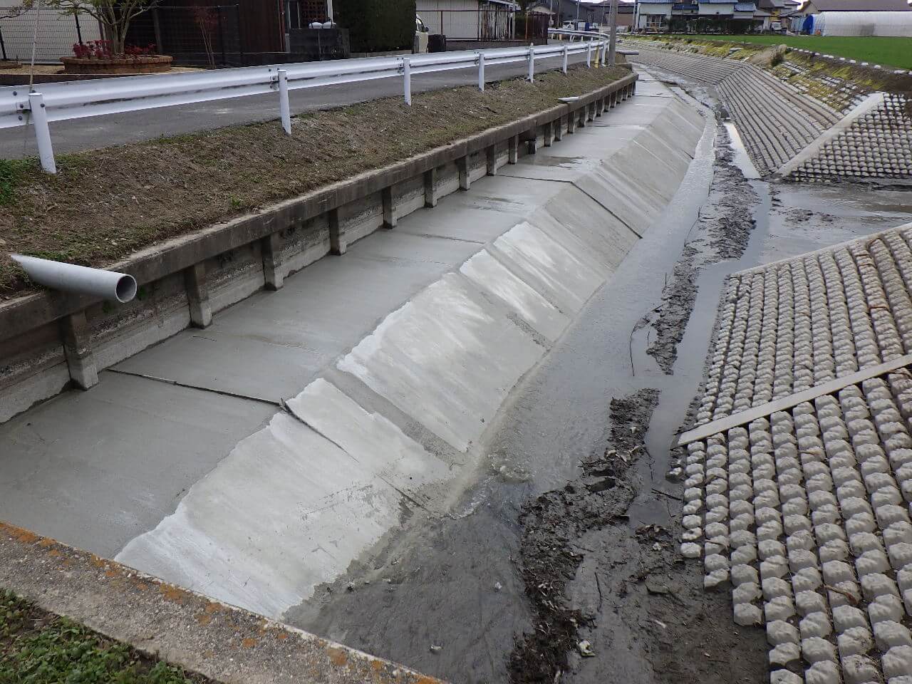久留米市で施工中の建設会社フジクロによる河川堤防の補強工事