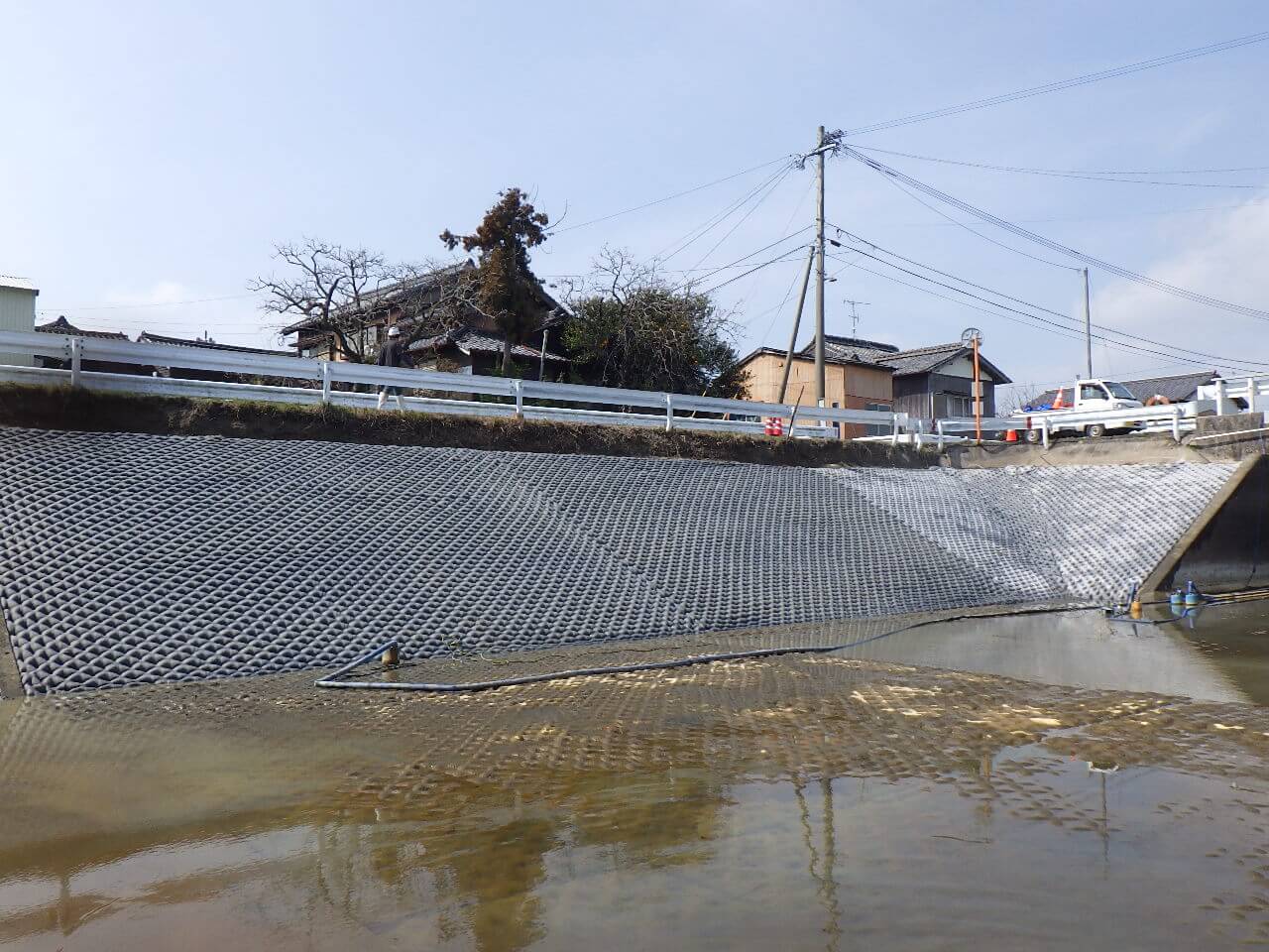 河川護岸整備を行う久留米市の建設会社フジクロの施工管理風景