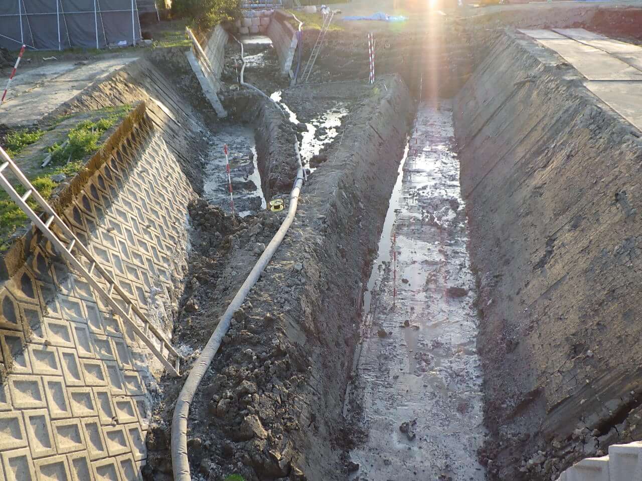 久留米市の河川工事現場で安全管理を行う建設会社フジクロの作業員