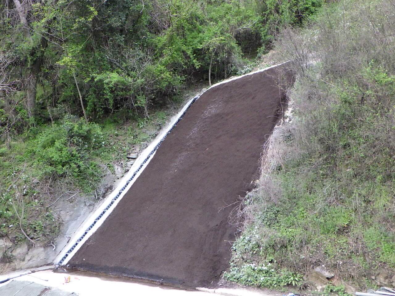 久留米市の建設会社フジクロによる法面保護工事の重機作業